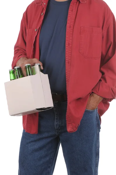 Человек с шестью упаковками пива — стоковое фото