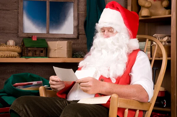 Santa Claus en taller con cartas — Foto de Stock