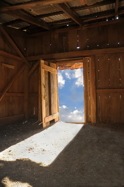 Cabana de madeira com céu através da porta — Fotografia de Stock
