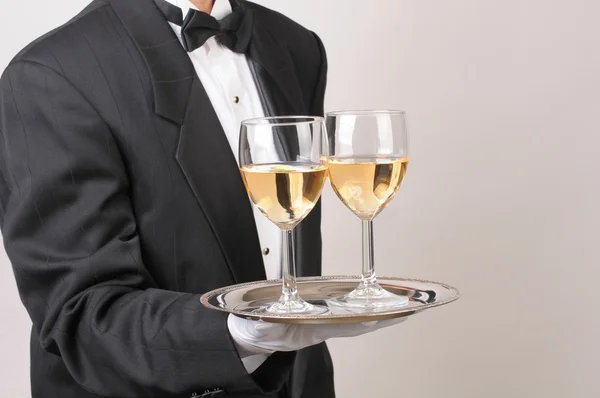 Официант с двумя бокалами вина — стоковое фото