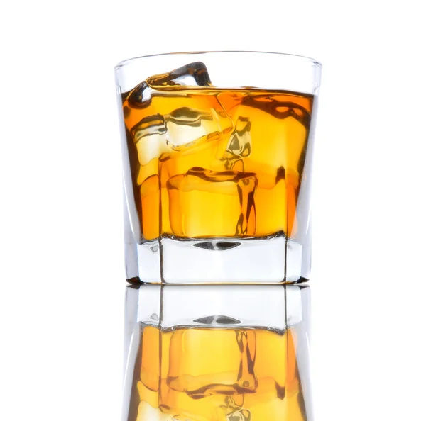 Whisky sklenice s ledem nízký úhel — Stock fotografie
