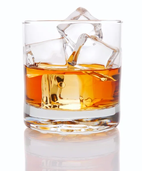Whiskey a ledu na bílém pozadí — Stock fotografie