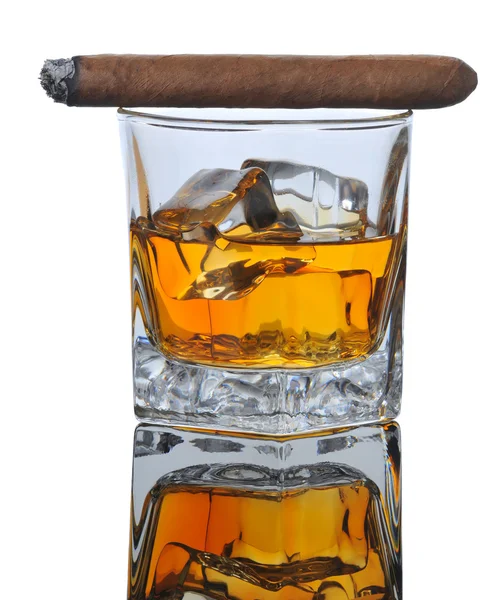 Cigare allumé sur verre à whisky — Photo
