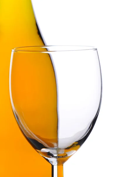 Бокал вина перед бутылкой — стоковое фото