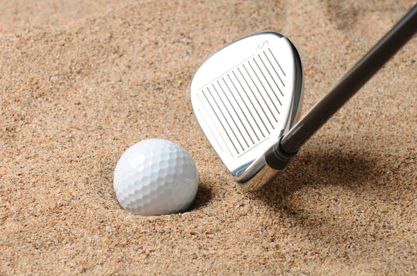 Гольф-мяч в песчаной ловушке — стоковое фото