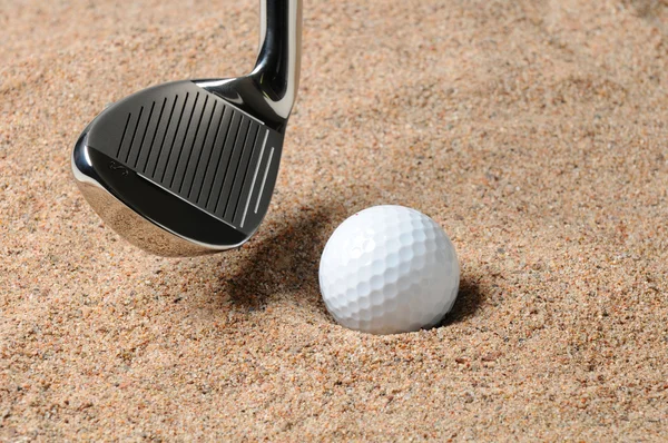 Golfový míček v písku pasti — Stock fotografie
