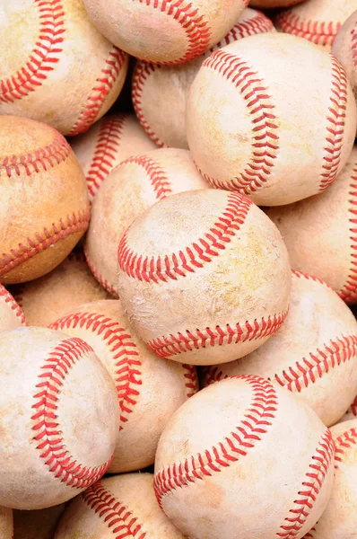 Stapel van oude honkballen — Stockfoto