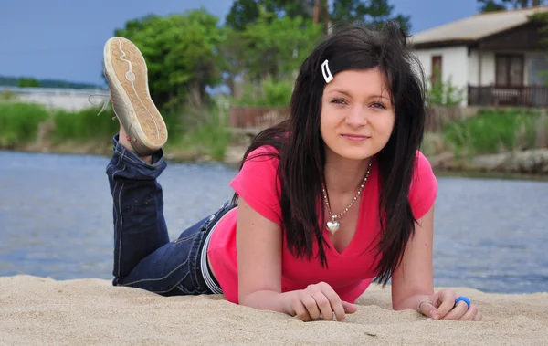 Chica es relajarse en la playa — Foto de Stock