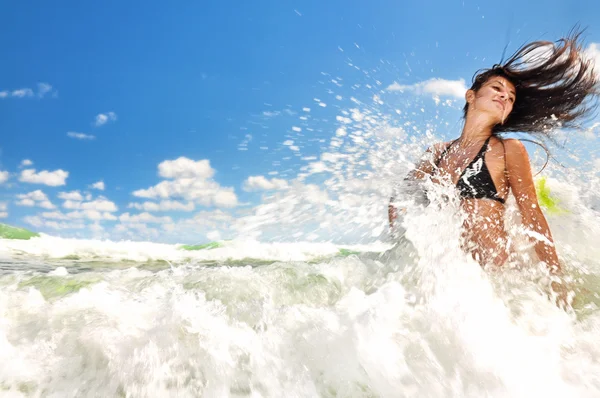 Mooi meisje spatten in de Oceaan — Stockfoto