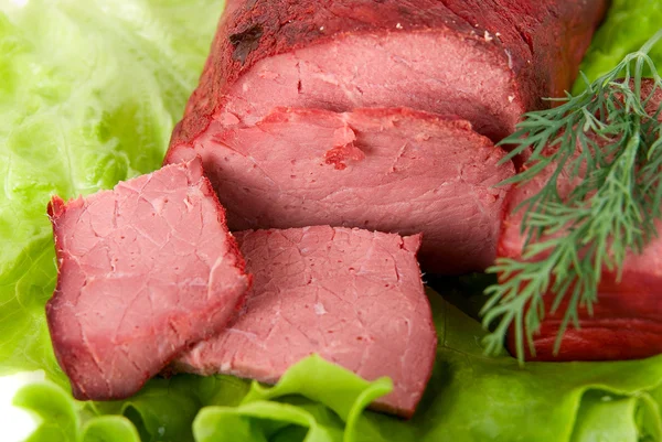 Fechar de alface fresca e carne de bovino — Fotografia de Stock