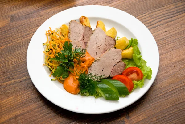 Plato de carne con verduras frescas — Foto de Stock
