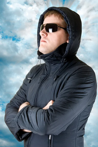 Άνθρωπος με μαύρα γυαλιά ηλίου — Φωτογραφία Αρχείου