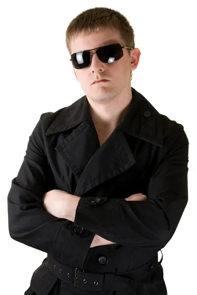 Чоловік в чорному пальто з сонцезахисними окулярами — стокове фото