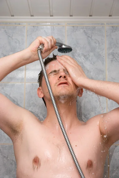 Чоловік у ванній — стокове фото