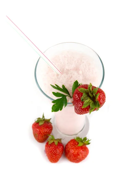 Молочный коктейль из свежей клубники — стоковое фото