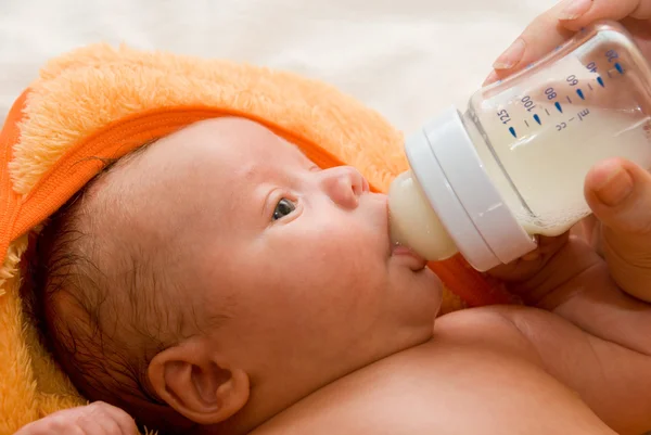 Alimentación bebé —  Fotos de Stock