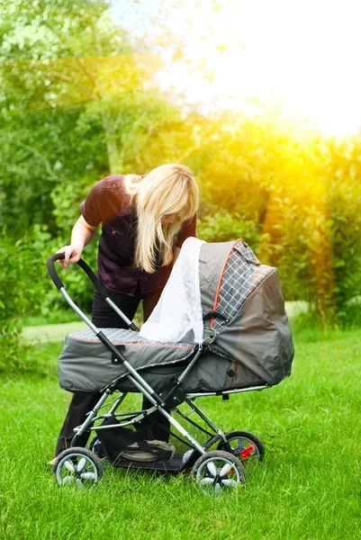 Мать с коляской — стоковое фото