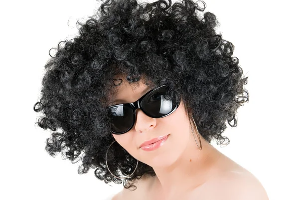 Kroeshaar vrouw met zonnebril — Stockfoto