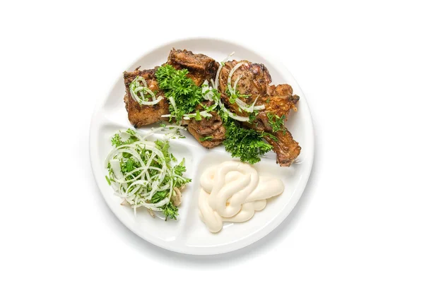 Мясо на гриле с соусом и овощами — стоковое фото