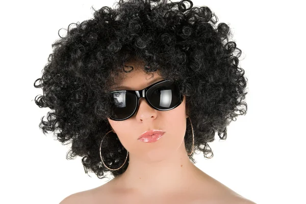Kroeshaar vrouw met zonnebril — Stockfoto