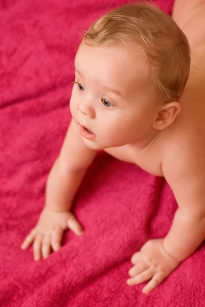 Liegen babyjongen — Stockfoto