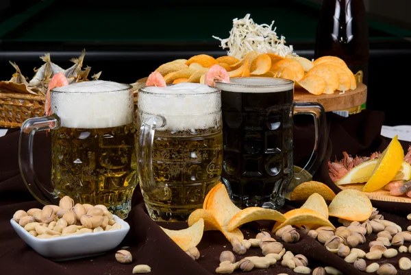 Bira ve aperatifler servis seti — Stok fotoğraf