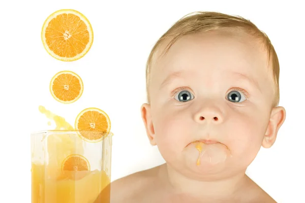 Дитячий хлопчик з апельсиновим соком — стокове фото