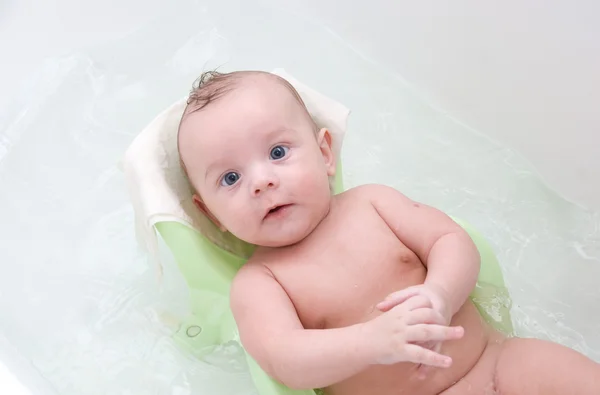Baby waschen — Stockfoto