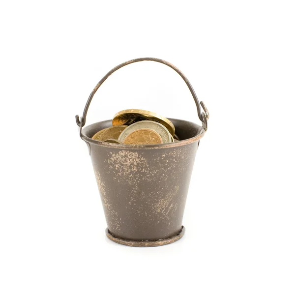 Kbelík plný mincí — Stock fotografie