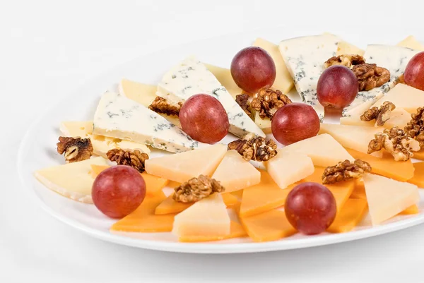 Käse, Trauben und Nüsse — Stockfoto