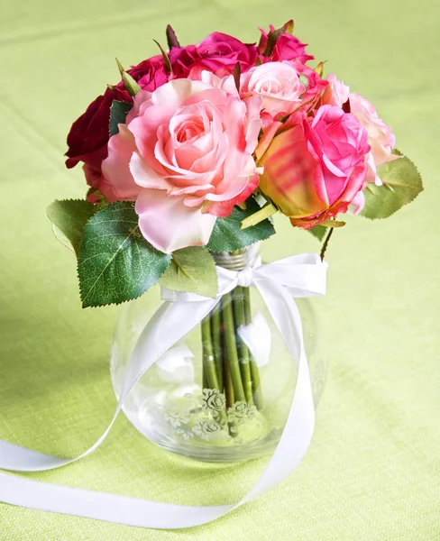 Bouquet de mariage sur table — Photo
