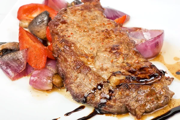 Steak de boeuf aux légumes — Photo
