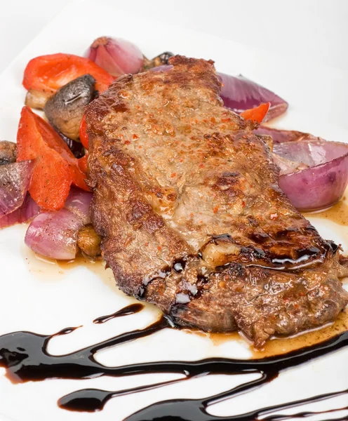 Steak de boeuf aux légumes — Photo