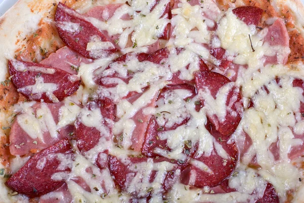 Salame pizza close-up — Fotografia de Stock