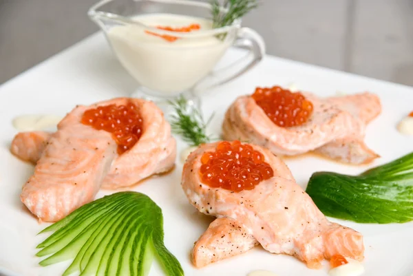 Filé de salmão assado com caviar vermelho — Fotografia de Stock