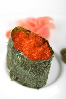 Kırmızı tobiko sushi