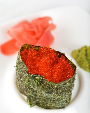 Kırmızı tobiko sushi