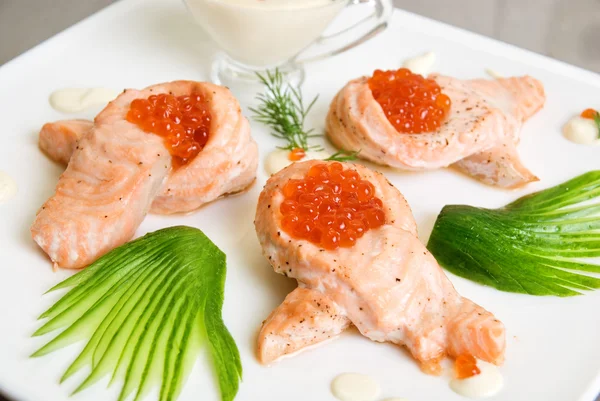 Filet de saumon frit au caviar rouge — Photo