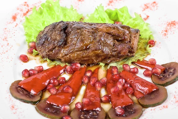 Beef steak with pomegranate — Stock Photo, Image