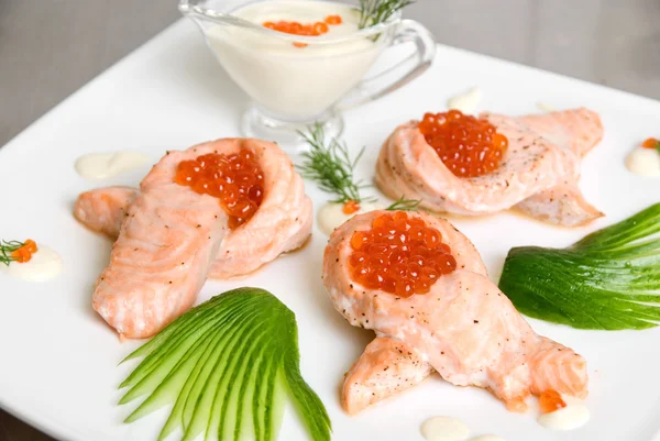 Filet de somon prăjit cu caviar roșu — Fotografie, imagine de stoc