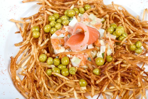 Closeup de salada com peixe de salmão — Fotografia de Stock