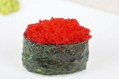 Kırmızı tobiko sushi