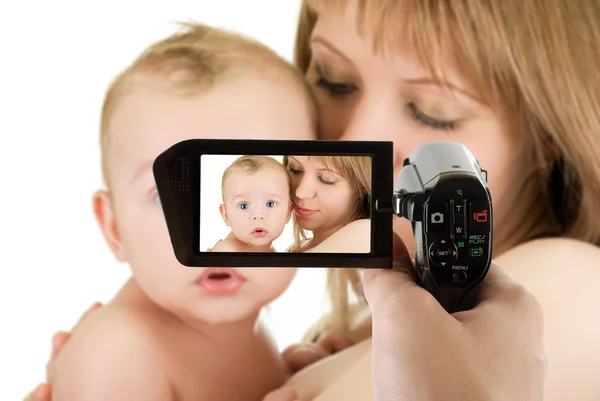 Mãe com seu menino na filmadora — Fotografia de Stock