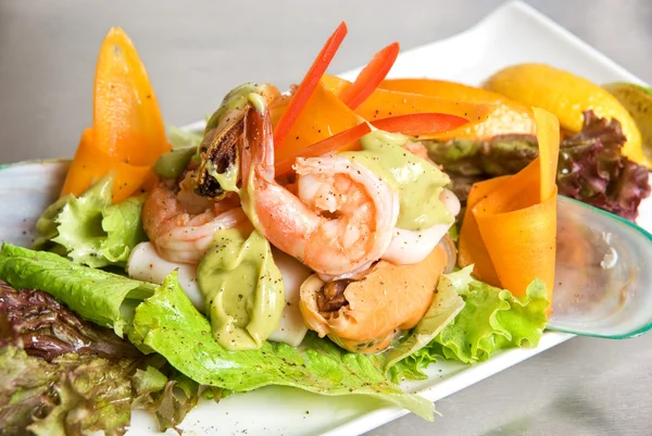 Miska salát z mořských plodů — Stock fotografie