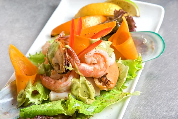 Zeevruchten salade schotel — Stockfoto