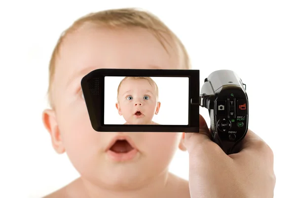 Babyjongen naar camcorder — Stockfoto
