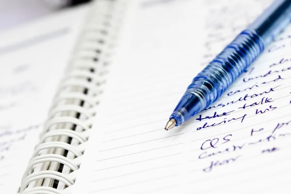 Notas escritas sobre livro com caneta — Fotografia de Stock