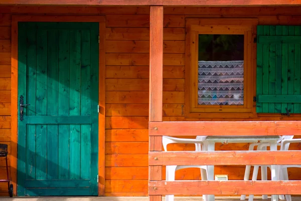 Porta e pátio de uma casa de campo — Fotografia de Stock