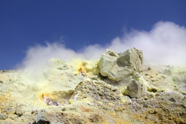 Vulcano yanardağ krateri