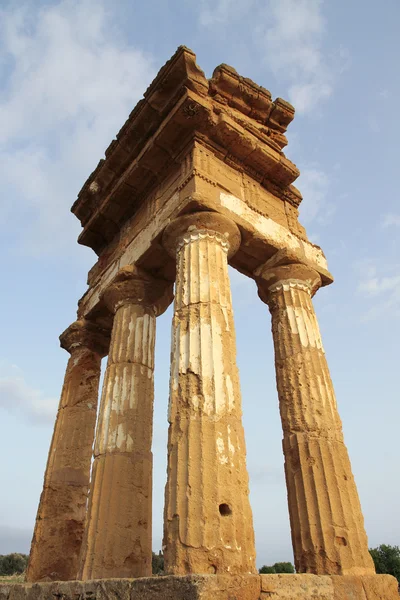 仿古希腊寺庙在阿格里琴托，sicil — 图库照片